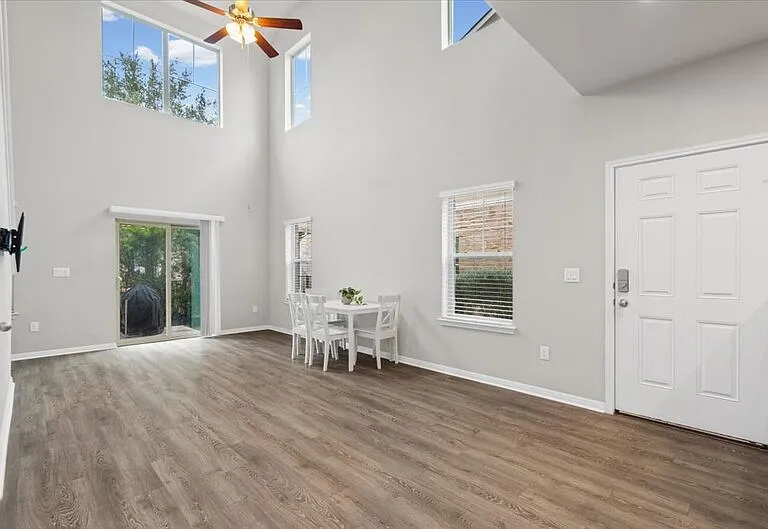 516 E Slaughter Ln — Photo 12