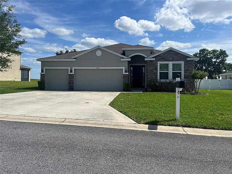 4552 SW 65th Pl — Photo 3