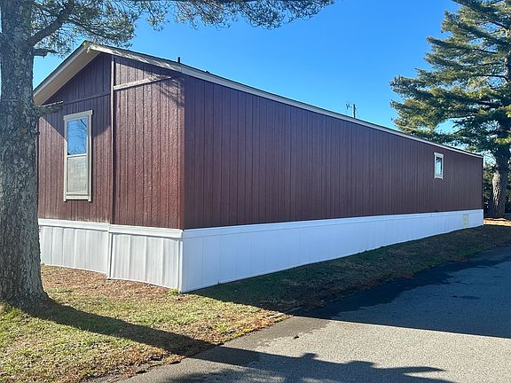 3rd image of 20 Riviera Courts Dr