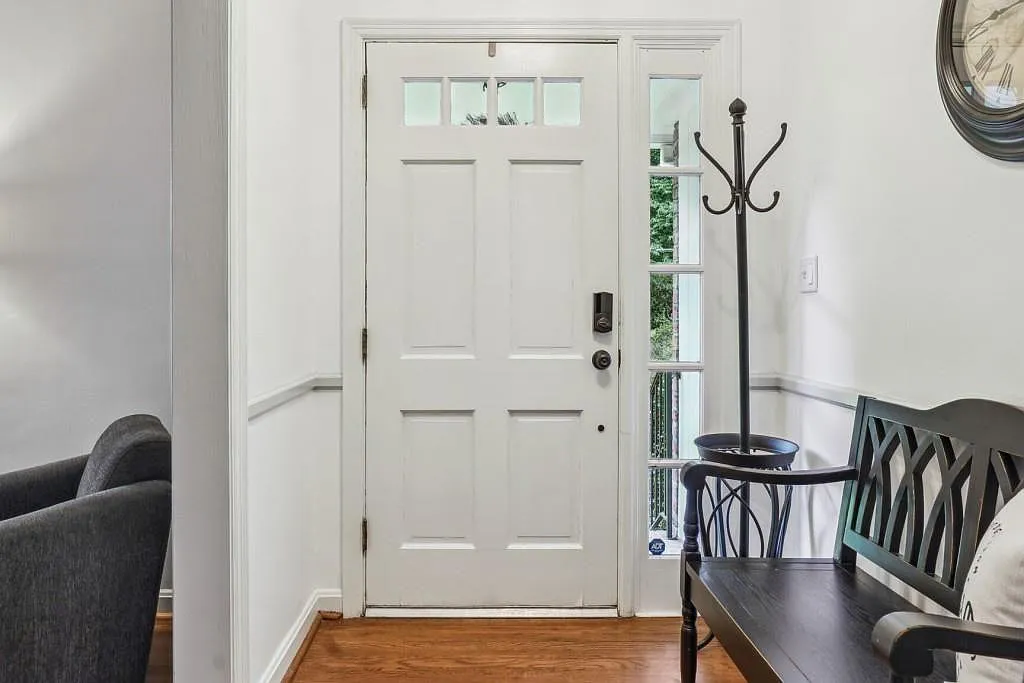 3 bed, 3.0 bath, 2472 sqft, $6,000 — Photo 2