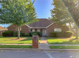 714 N Meadowlands Dr, Fayetteville, AR 72704