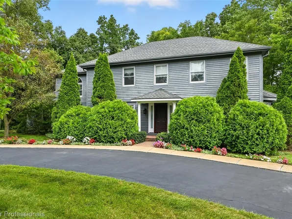 3482 Oak Park Dr, Saline, MI 48176