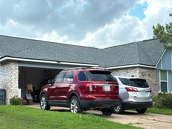 3rd image of 813 Camelot Ln