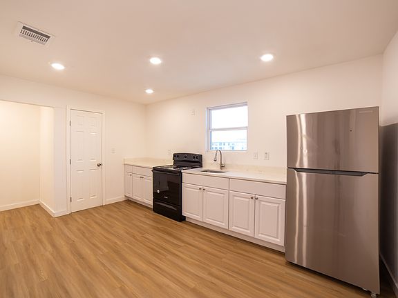 5th image of 2326 Cincinnati Ave #101
