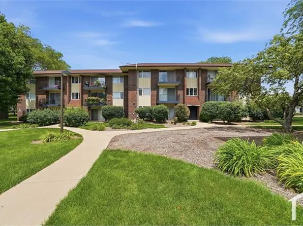 5S066 Pebblewood Ln, Naperville, IL 60563