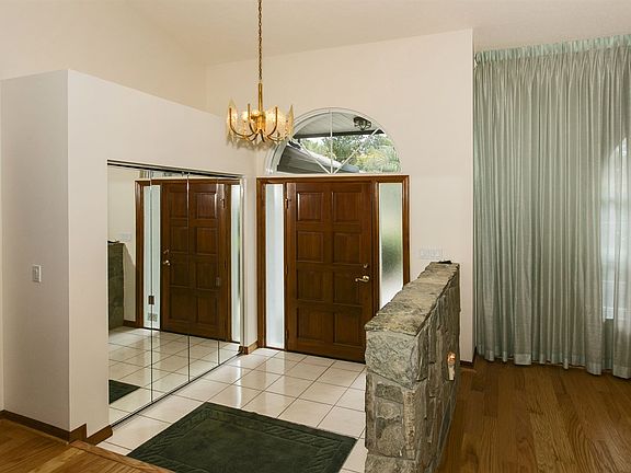 3rd image of 33 Woodford Ln