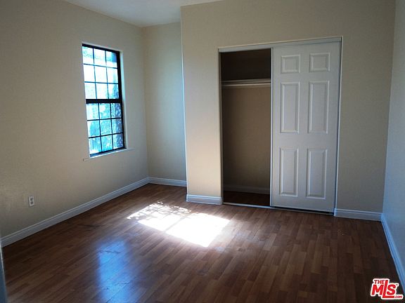 3rd image of 818 W 82nd St