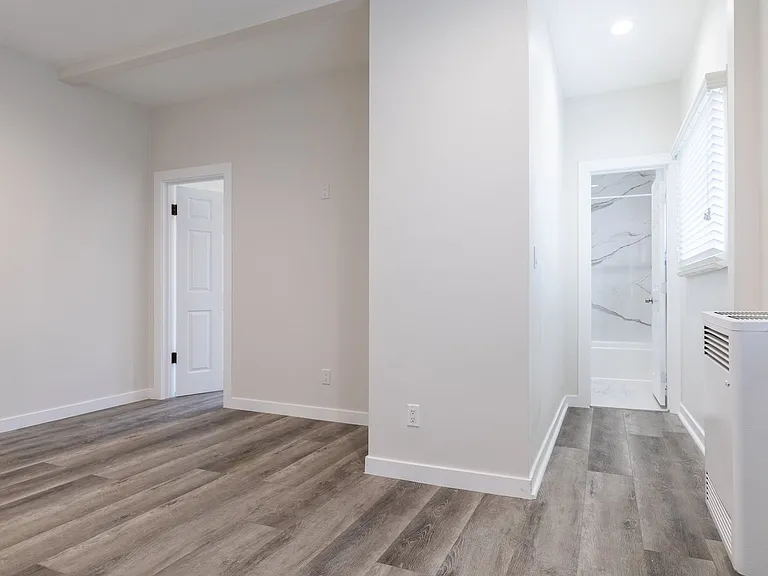 2025 E 4th St — Photo 16