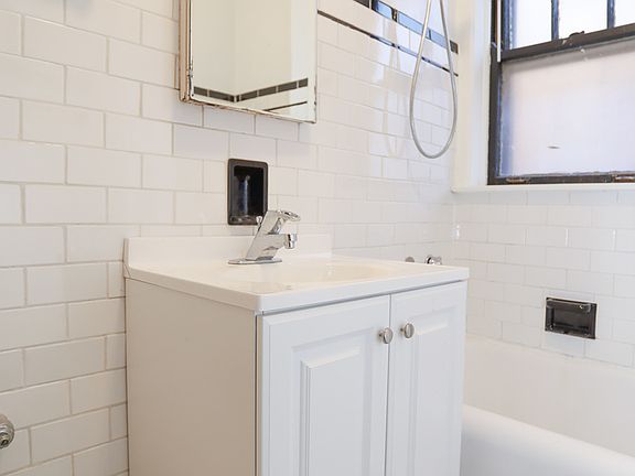 5th image of 4247 N Hermitage Ave APT 1A