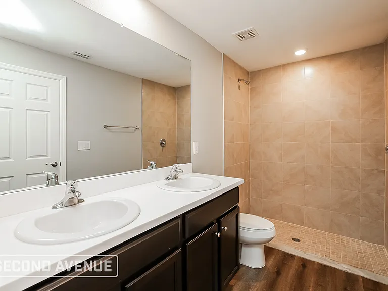 230 E Malden Ave S — Photo 12