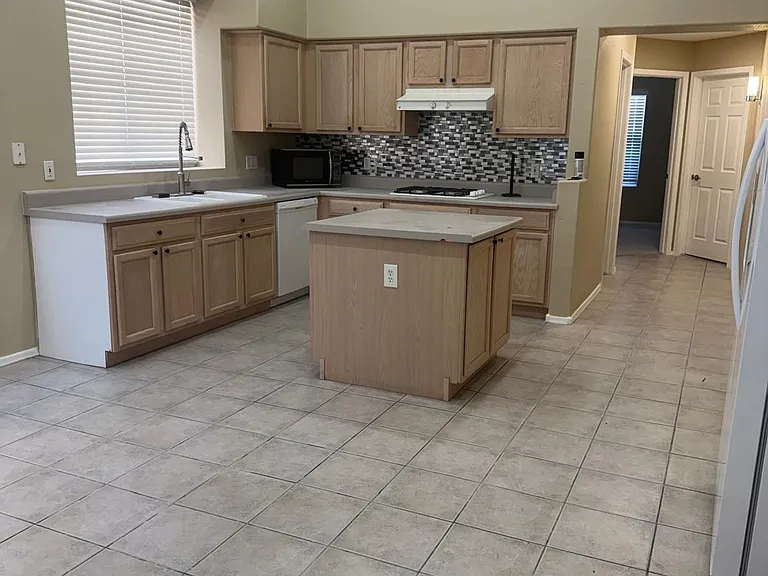 5434 W Saint John Rd — Photo 7