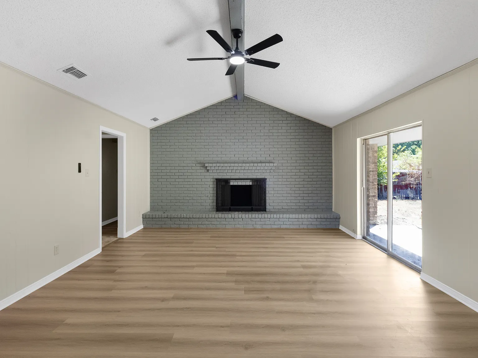 3 bed, 1976 sqft, $2,150 — Photo 2