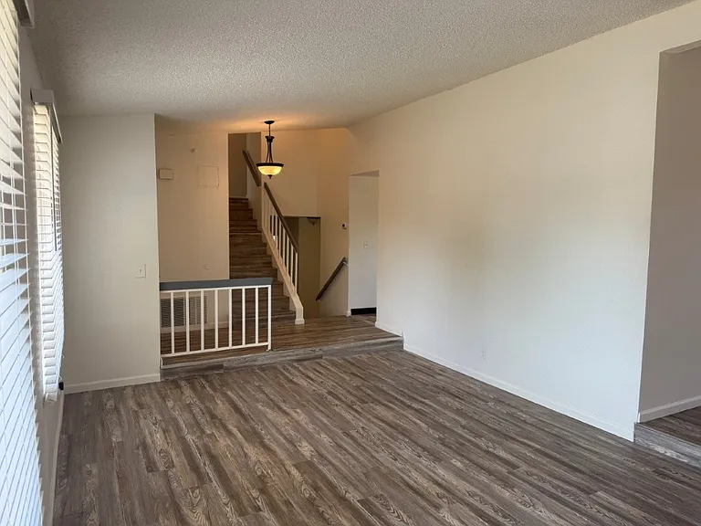 131 Glasgow Way — Photo 13