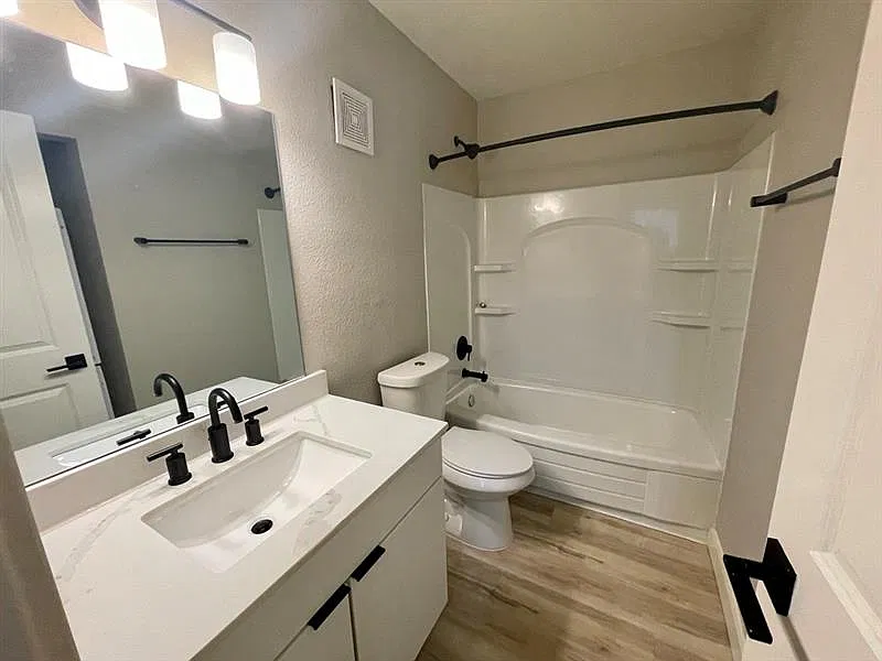 1 bed, 400 sqft, $1,195 — Photo 4