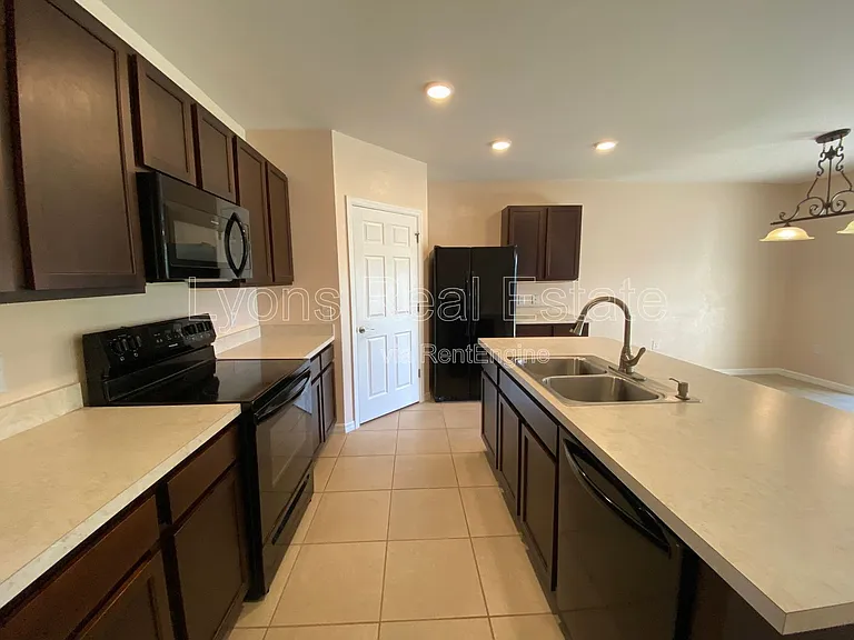 3425 Cancun Ct — Photo 19
