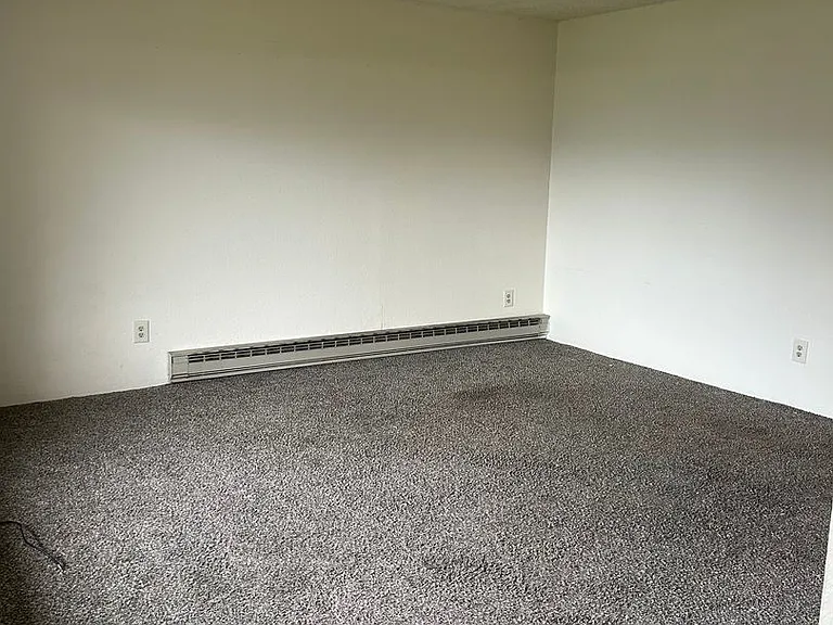 933 N Baker Ave — Photo 3