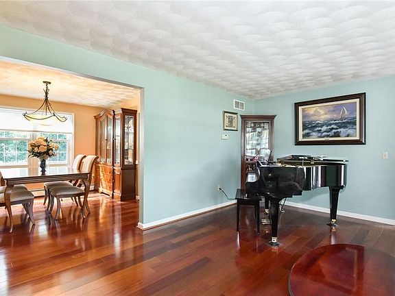 5th image of 22 Heritage Ct