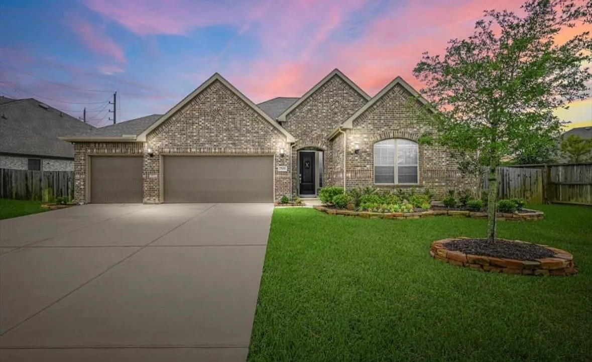 4 bed, 2.0 bath, 2298 sqft, $2,600 — Photo 1