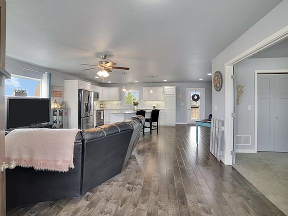 3rd image of 7390 Castlewood Dr