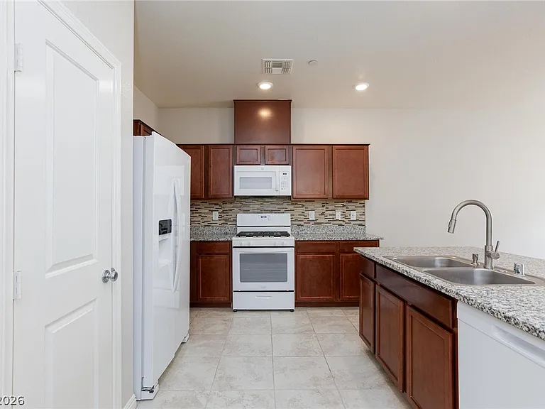 5327 Lazy Breeze Ave — Photo 12