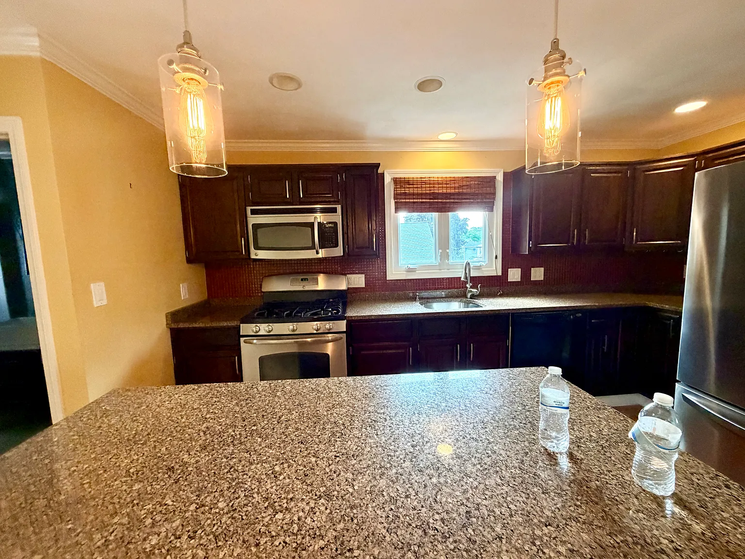 3 bed, 1000 sqft, $2,850 — Photo 2