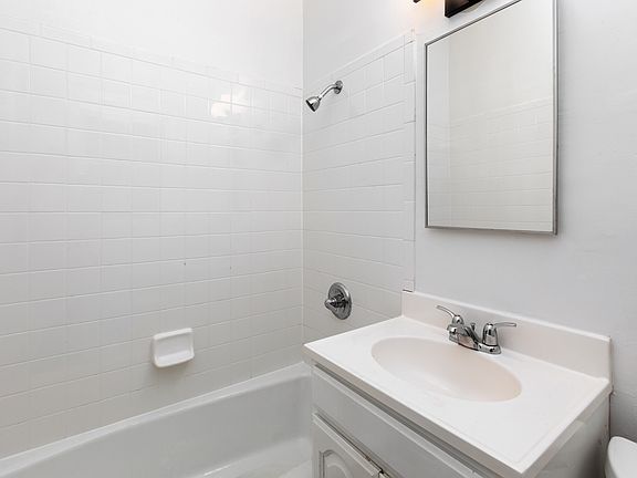 4th image of 2040 Jefferson St APT 204