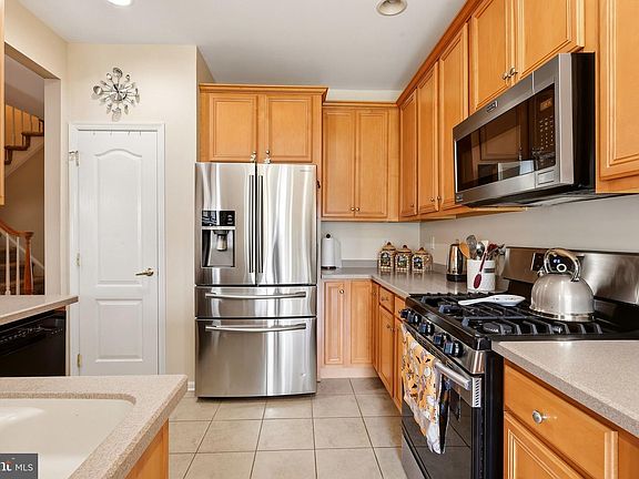 5th image of 221 Hawthorne Way