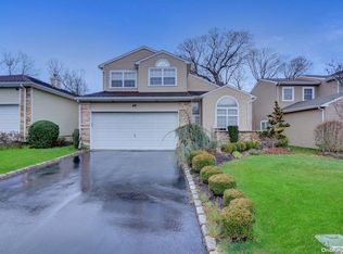 46 Hamlet Dr, Hauppauge, NY 11788