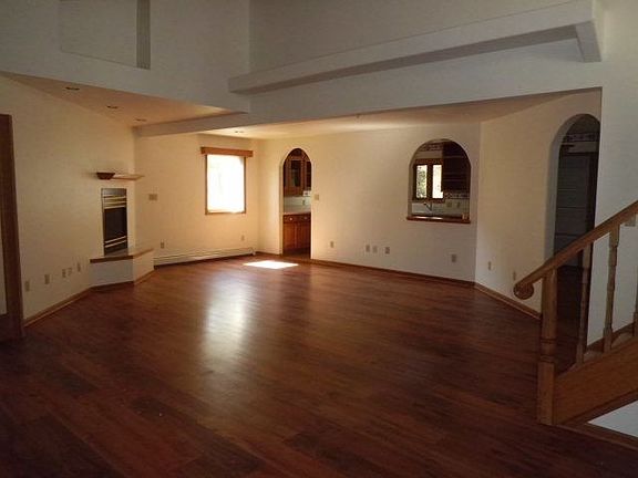 2nd image of 215 Park Dr