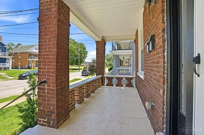 4 bed, 1.5 bath, 1200 sqft, $2,400 — Photo 3