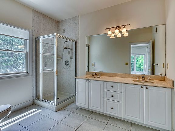 5th image of 10 Corbett Dr