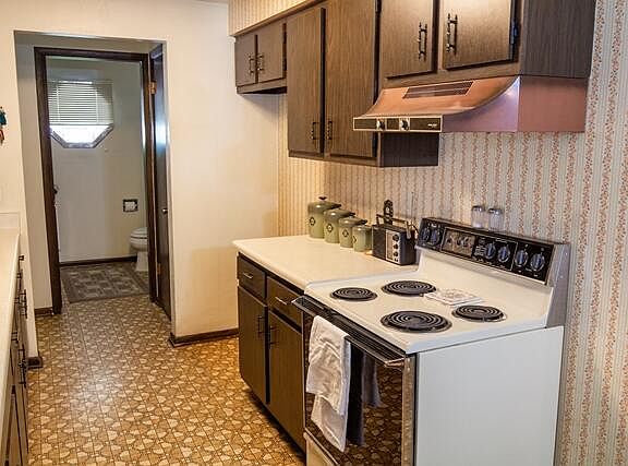 4th image of 1703 Camelot Blvd