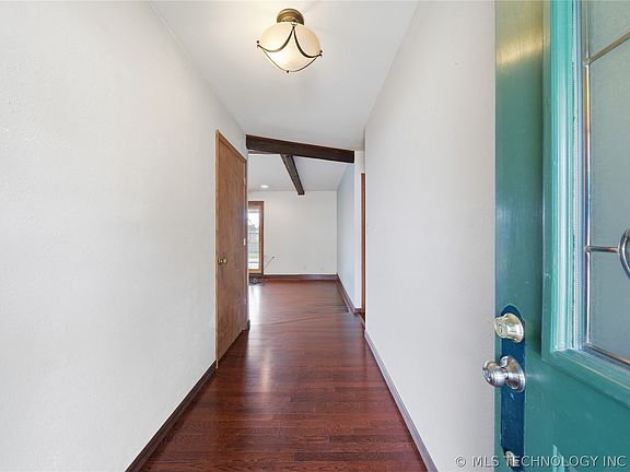 3rd image of 106 W Lewis Ave