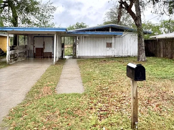 718 E Copano St, Mathis, TX 78368