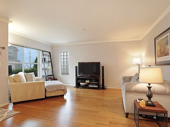 4th image of 1650 25th Ave NE Unit 101