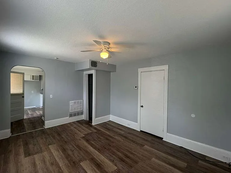 3130 W 33rd St — Photo 13