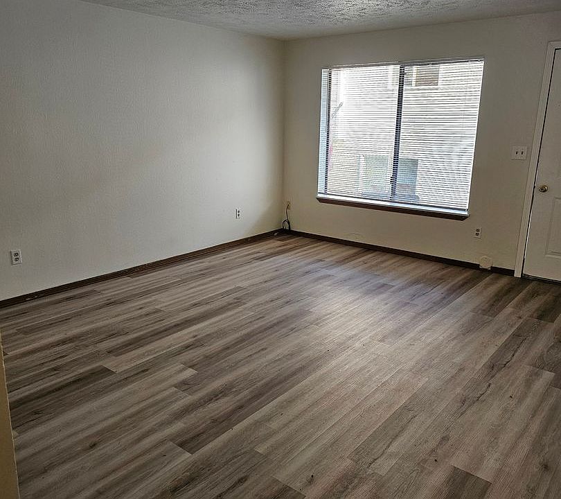 1st image of 911/913 E Spruce Ave