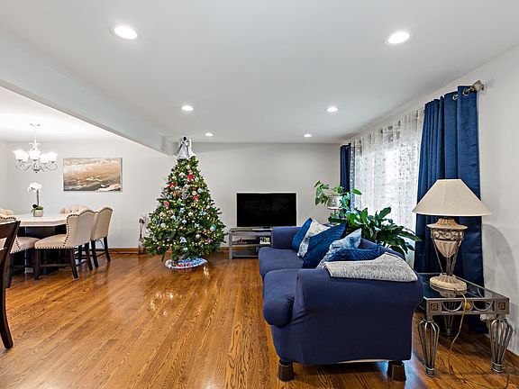 3rd image of 16933 Parkside Ave