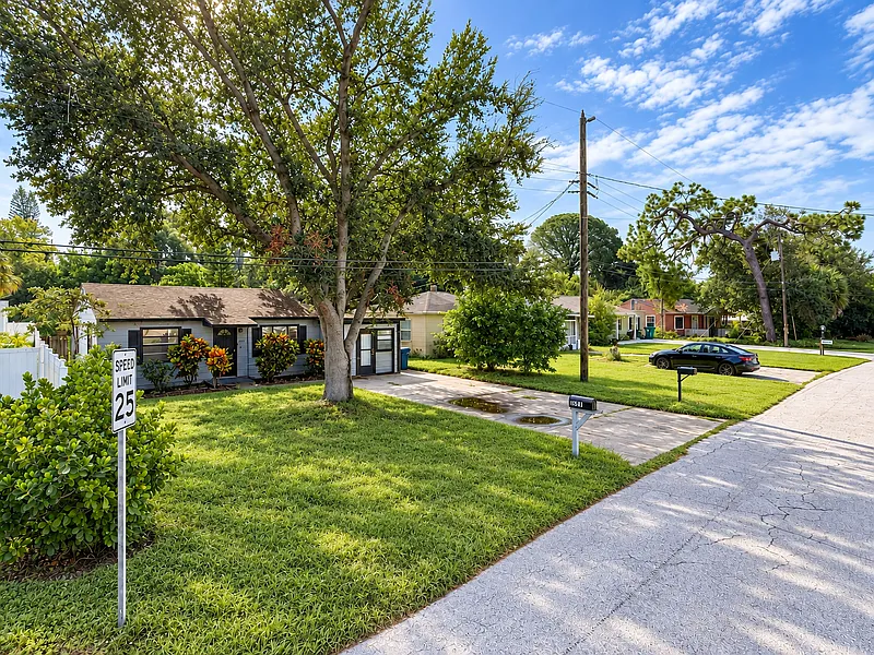 3 bed, 1.0 bath, 1046 sqft, $1,695 — Photo 3