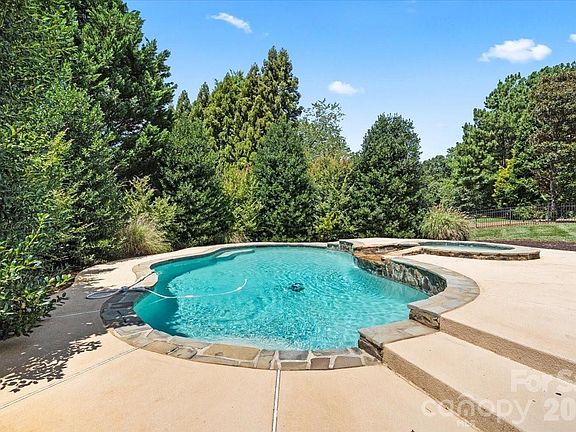 3rd image of 109 Pauls Ln