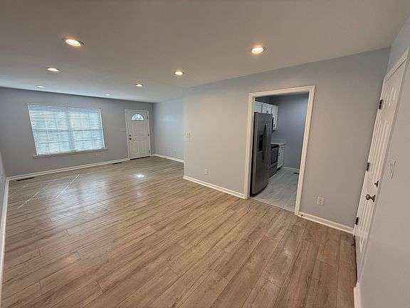 5th image of 717 East Ave