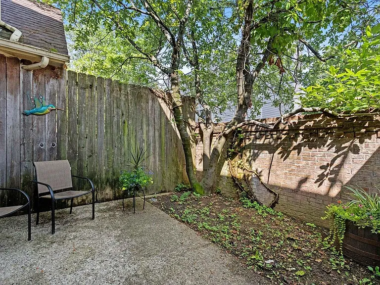 541 W Short St #14 — Photo 27