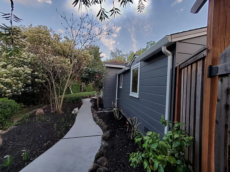 925 Hawthorn Dr — Photo 32