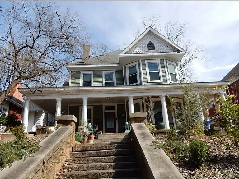604 Boulevard SE #B — Photo 1