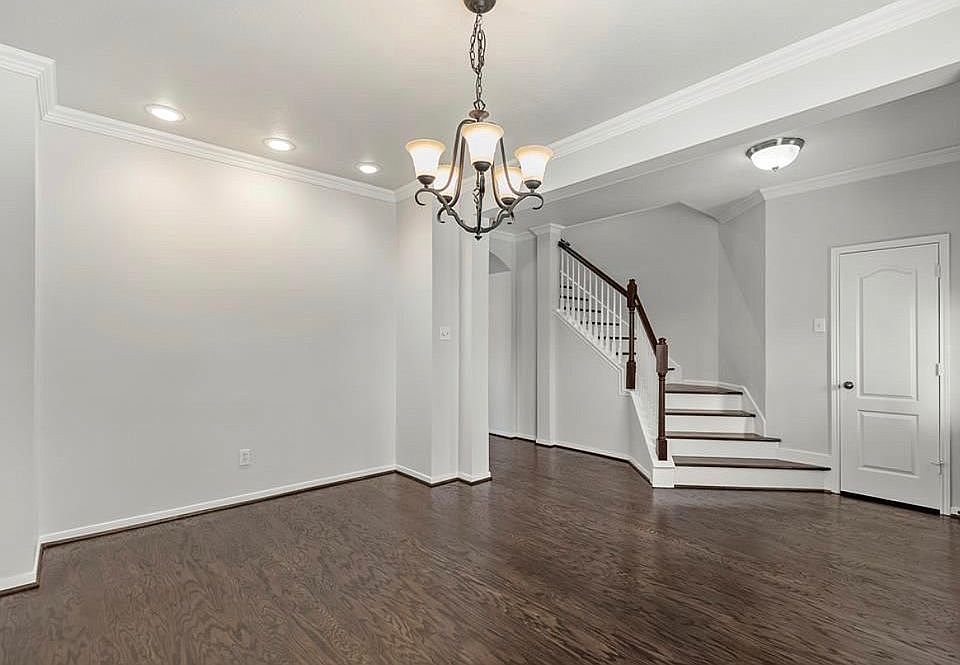 1st image of 210 Poplar St NE