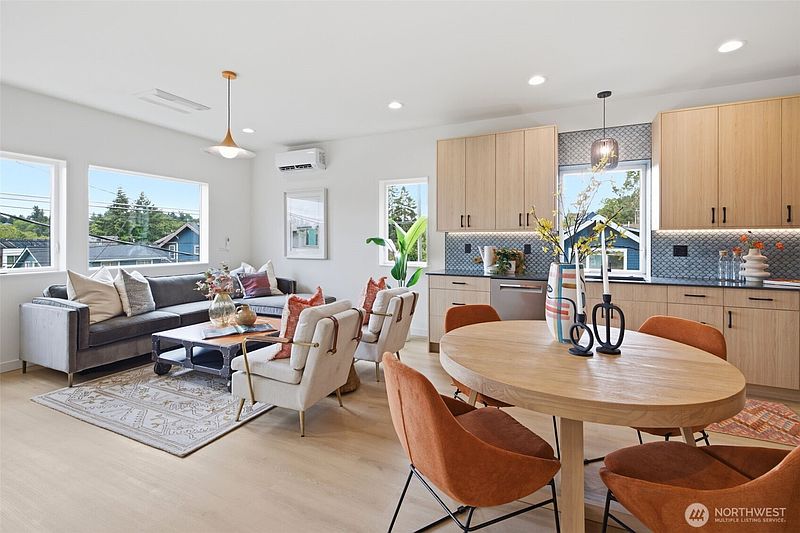 4th image of 4521 35th Avenue S