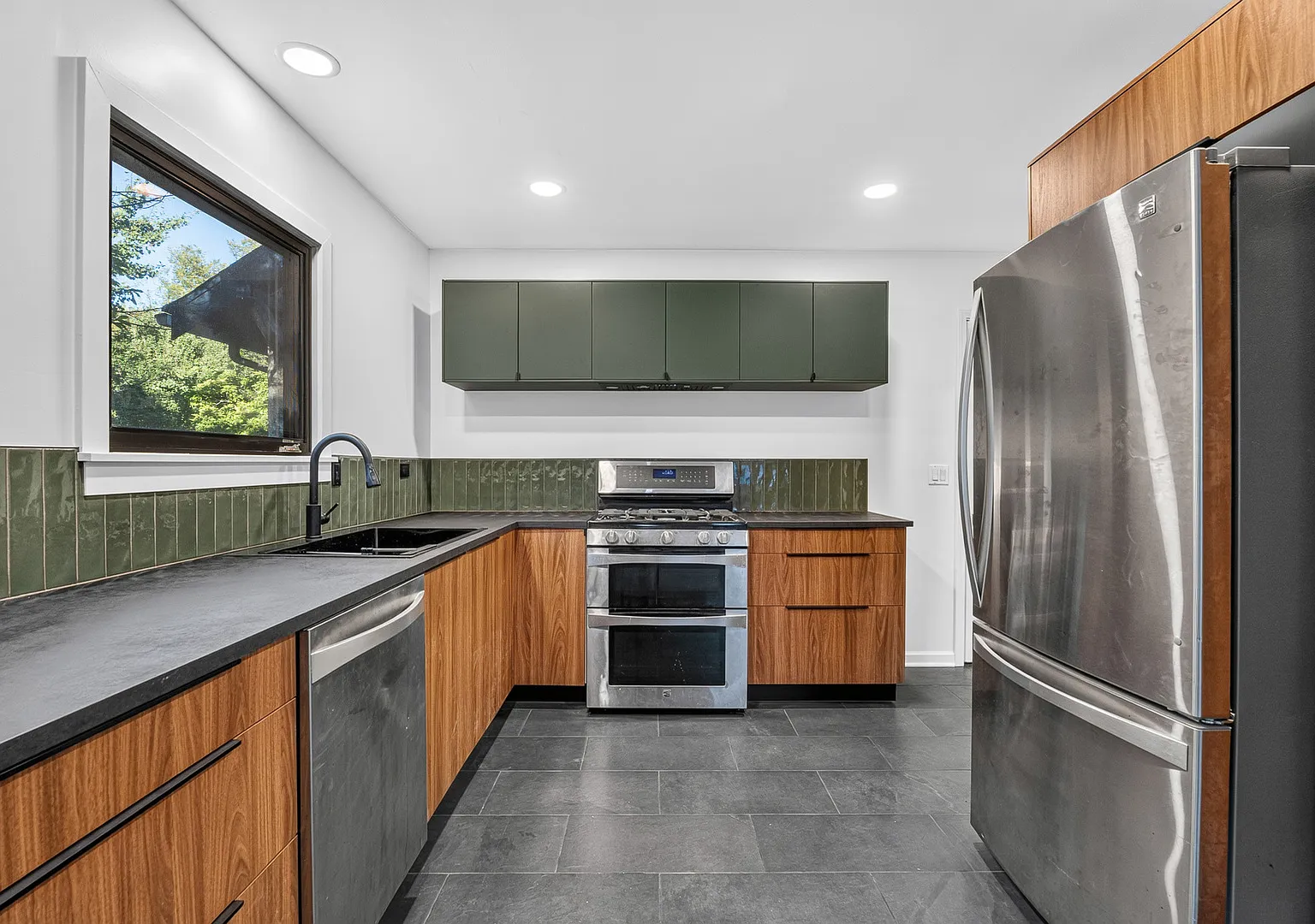 4 bed, 768 sqft, $4,300 — Photo 2