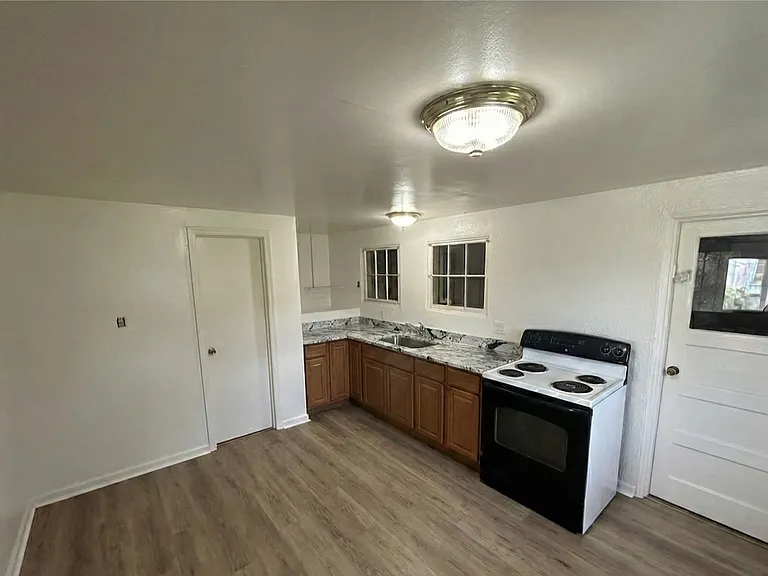2432 Jensen Ave — Photo 3