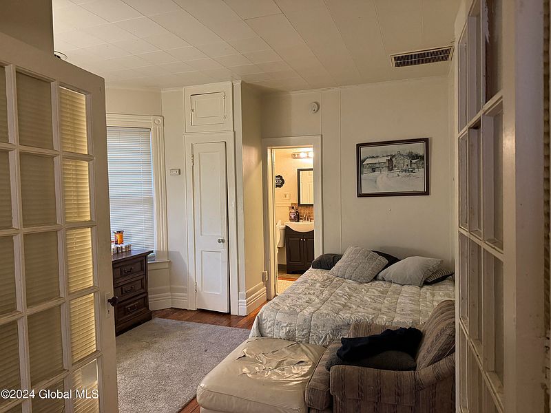 5th image of 1033 University Place