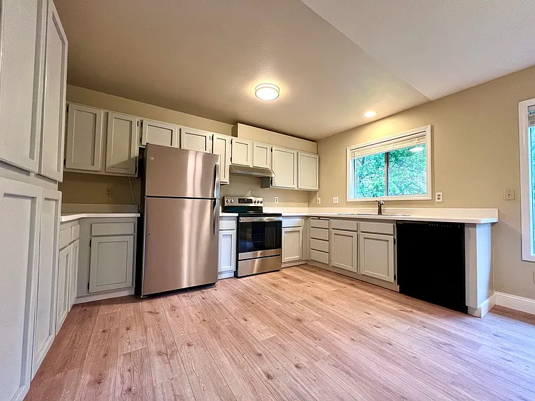 Remodeled 3BR in Mountain Park | Primary Suite + Deck | Lake Oswego — Photo 7